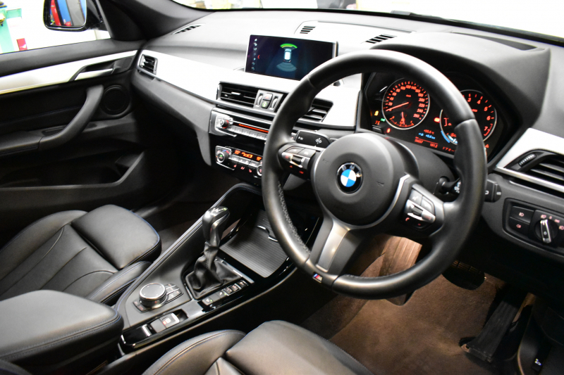 BMW X1 Xdrive20i Mｽﾎﾟｰﾂ 4WD ｱﾄﾞﾊﾞﾝｽﾄﾞｱｸﾃｨﾌﾞｾｰﾌﾃｨP 追従ACC HUD ﾋｰﾀｰ付電動黒革 ﾀｯﾁﾊﾟﾈﾙﾅﾋﾞBｶﾒﾗ Pｱｼｽﾄ前後PDC LEDﾍｯﾄﾞﾗｲﾄ 衝突軽減 車線逸脱&歩行者警告 電動Rｹﾞｰﾄ ﾄﾞﾗﾊﾟﾌｫ 2年保証