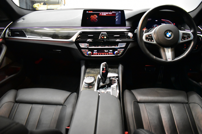 BMW 5シリーズ 540i Xﾄﾞﾗｲﾌﾞﾂｰﾘﾝｸﾞ Mｽﾎﾟｰﾂ 4WD ｺﾝﾌｫｰﾄ&ｾﾚｸﾄP ﾗｲﾌﾞｺｯｸﾋﾟｯﾄ ﾊﾟﾉﾗﾏｻﾝﾙｰﾌ harman/kardon Fﾍﾞﾝﾁﾚｰｼｮﾝ&ﾏｯｻｰｼﾞ全席ﾋｰﾀｰ付黒革 Mｽﾎﾟｰﾂﾌﾞﾚｰｷ LEDﾍｯﾄﾞﾗｲﾄ 液晶ﾒｰﾀｰ ACC HUD LCW 全周囲ｶﾒﾗ ﾌﾙｾｸﾞ 2年保証