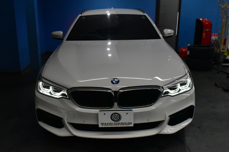 BMW 5シリーズ 523iﾂｰﾘﾝｸﾞ Mｽﾎﾟｰﾂ ｲﾉﾍﾞｰｼｮﾝ&ﾊｲﾗｲﾝP 液晶ﾒｰﾀｰ LEDﾍｯﾄﾞﾗｲﾄ 全席ﾋｰﾀｰ付黒革 追従ACC HUD ｼﾞｪｽﾁｬｰｺﾝﾄﾛｰﾙ対応ﾀｯﾁﾊﾟﾈﾙHDDﾅﾋﾞ 全周囲ｶﾒﾗ3Dﾋﾞｭｰ Pｱｼｽﾄ ﾜｲﾔﾚｽ充電 車線変更&逸脱&歩行者警告 19AW ﾃﾞｨｽﾌﾟﾚｲｷｰ 2年保証