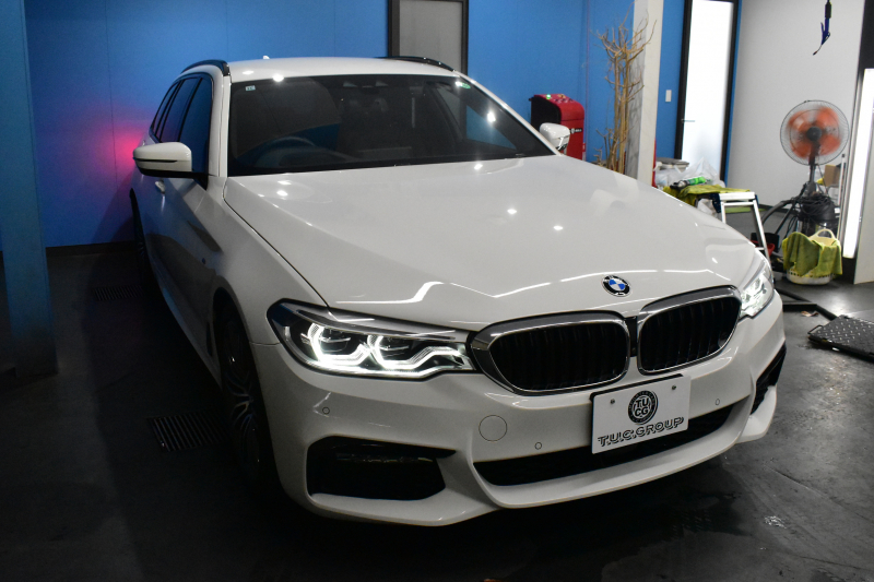 BMW 5シリーズ 523iﾂｰﾘﾝｸﾞ Mｽﾎﾟｰﾂ ｲﾉﾍﾞｰｼｮﾝ&ﾊｲﾗｲﾝP 液晶ﾒｰﾀｰ LEDﾍｯﾄﾞﾗｲﾄ 全席ﾋｰﾀｰ付黒革 追従ACC HUD ｼﾞｪｽﾁｬｰｺﾝﾄﾛｰﾙ対応ﾀｯﾁﾊﾟﾈﾙHDDﾅﾋﾞ 全周囲ｶﾒﾗ3Dﾋﾞｭｰ Pｱｼｽﾄ ﾜｲﾔﾚｽ充電 車線変更&逸脱&歩行者警告 19AW ﾃﾞｨｽﾌﾟﾚｲｷｰ 2年保証