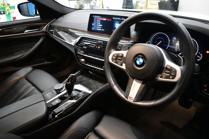 BMW 5シリーズ 523iﾂｰﾘﾝｸﾞ Mｽﾎﾟｰﾂ ｲﾉﾍﾞｰｼｮﾝ&ﾊｲﾗｲﾝP 液晶ﾒｰﾀｰ LEDﾍｯﾄﾞﾗｲﾄ 全席ﾋｰﾀｰ付黒革 追従ACC HUD ｼﾞｪｽﾁｬｰｺﾝﾄﾛｰﾙ対応ﾀｯﾁﾊﾟﾈﾙHDDﾅﾋﾞ 全周囲ｶﾒﾗ3Dﾋﾞｭｰ Pｱｼｽﾄ ﾜｲﾔﾚｽ充電 車線変更&逸脱&歩行者警告 19AW ﾃﾞｨｽﾌﾟﾚｲｷｰ 2年保証