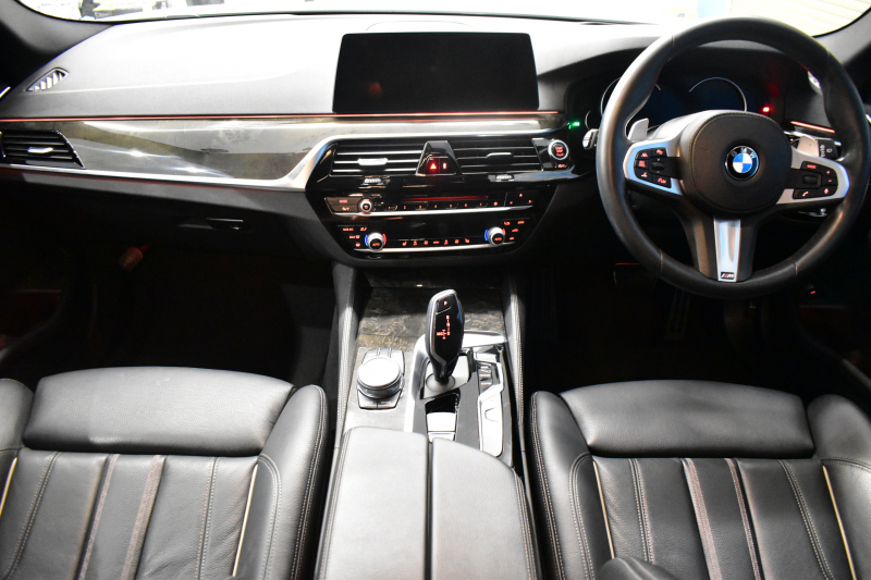 BMW 5シリーズ 523iﾂｰﾘﾝｸﾞ Mｽﾎﾟｰﾂ ｲﾉﾍﾞｰｼｮﾝ&ﾊｲﾗｲﾝP 液晶ﾒｰﾀｰ LEDﾍｯﾄﾞﾗｲﾄ 全席ﾋｰﾀｰ付黒革 追従ACC HUD ｼﾞｪｽﾁｬｰｺﾝﾄﾛｰﾙ対応ﾀｯﾁﾊﾟﾈﾙHDDﾅﾋﾞ 全周囲ｶﾒﾗ3Dﾋﾞｭｰ Pｱｼｽﾄ ﾜｲﾔﾚｽ充電 車線変更&逸脱&歩行者警告 19AW ﾃﾞｨｽﾌﾟﾚｲｷｰ 2年保証