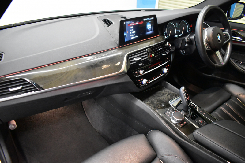 BMW 5シリーズ 523iﾂｰﾘﾝｸﾞ Mｽﾎﾟｰﾂ ｲﾉﾍﾞｰｼｮﾝ&ﾊｲﾗｲﾝP 液晶ﾒｰﾀｰ LEDﾍｯﾄﾞﾗｲﾄ 全席ﾋｰﾀｰ付黒革 追従ACC HUD ｼﾞｪｽﾁｬｰｺﾝﾄﾛｰﾙ対応ﾀｯﾁﾊﾟﾈﾙHDDﾅﾋﾞ 全周囲ｶﾒﾗ3Dﾋﾞｭｰ Pｱｼｽﾄ ﾜｲﾔﾚｽ充電 車線変更&逸脱&歩行者警告 19AW ﾃﾞｨｽﾌﾟﾚｲｷｰ 2年保証