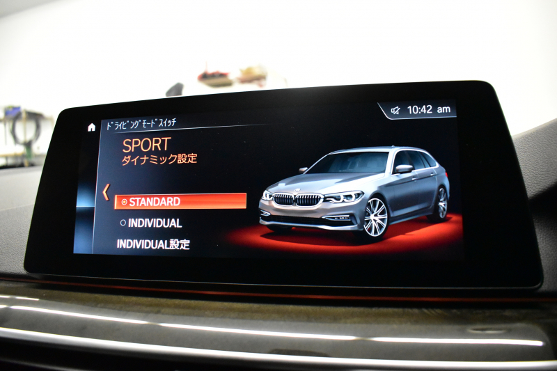 BMW 5シリーズ 523iﾂｰﾘﾝｸﾞ Mｽﾎﾟｰﾂ ｲﾉﾍﾞｰｼｮﾝ&ﾊｲﾗｲﾝP 液晶ﾒｰﾀｰ LEDﾍｯﾄﾞﾗｲﾄ 全席ﾋｰﾀｰ付黒革 追従ACC HUD ｼﾞｪｽﾁｬｰｺﾝﾄﾛｰﾙ対応ﾀｯﾁﾊﾟﾈﾙHDDﾅﾋﾞ 全周囲ｶﾒﾗ3Dﾋﾞｭｰ Pｱｼｽﾄ ﾜｲﾔﾚｽ充電 車線変更&逸脱&歩行者警告 19AW ﾃﾞｨｽﾌﾟﾚｲｷｰ 2年保証