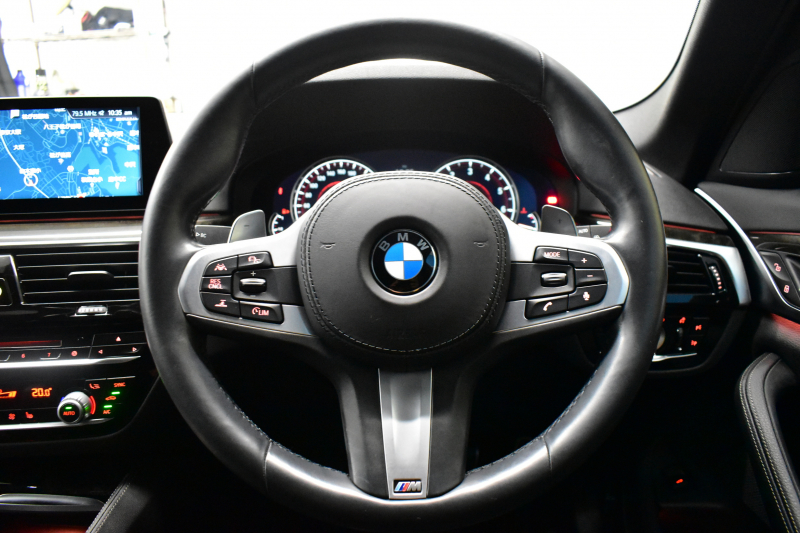 BMW 5シリーズ 523iﾂｰﾘﾝｸﾞ Mｽﾎﾟｰﾂ ｲﾉﾍﾞｰｼｮﾝ&ﾊｲﾗｲﾝP 液晶ﾒｰﾀｰ LEDﾍｯﾄﾞﾗｲﾄ 全席ﾋｰﾀｰ付黒革 追従ACC HUD ｼﾞｪｽﾁｬｰｺﾝﾄﾛｰﾙ対応ﾀｯﾁﾊﾟﾈﾙHDDﾅﾋﾞ 全周囲ｶﾒﾗ3Dﾋﾞｭｰ Pｱｼｽﾄ ﾜｲﾔﾚｽ充電 車線変更&逸脱&歩行者警告 19AW ﾃﾞｨｽﾌﾟﾚｲｷｰ 2年保証