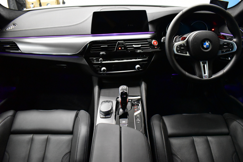 BMW Mシリーズ M5 V8ﾂｲﾝﾀｰﾎﾞ600馬力 MxDrive（4WD/2WD切替可）ｺﾝﾌｫｰﾄP  全席ﾋｰﾀｰ&前席ﾍﾞﾝﾁﾚｰｼｮﾝ&ﾏｯｻｰｼﾞ付ﾌﾞﾗｯｸﾚｻﾞｰ ｽﾃｱﾘﾝｸﾞﾋｰﾀｰ ｱﾝﾋﾞｴﾝﾄｴｱP  追従ACC LCW LEDﾍｯﾄﾞﾗｲﾄ HUD ﾀﾞｰｸｶｰﾎﾞﾝｱﾙﾐｲﾝﾃﾘｱ 液晶ﾒｰﾀｰ 3Dﾋﾞｭｰ 20AW 2年保証