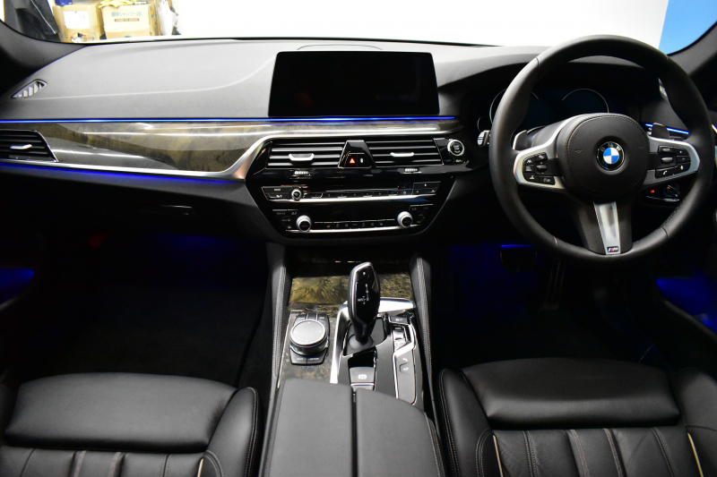 BMW 5シリーズ 523d Mｽﾎﾟｰﾂ ｲﾉﾍﾞｰｼｮﾝ&ﾊｲﾗｲﾝP 全席ﾋｰﾀｰ付黒革 LEDﾍｯﾄﾞﾗｲﾄ 追従ACC HUD ｼﾞｪｽﾁｬｰCﾀｯﾁﾊﾟﾈﾙ対応iﾄﾞﾗｲﾌﾞHDDﾅﾋﾞﾌﾙｾｸﾞ 全周囲ｶﾒﾗ3Dﾋﾞｭｰ 車線変更&逸脱警告 衝突軽減B 電動ﾄﾗﾝｸ 19AW 液晶ﾒｰﾀｰ ﾜｲﾔﾚｽ充電 2年保証