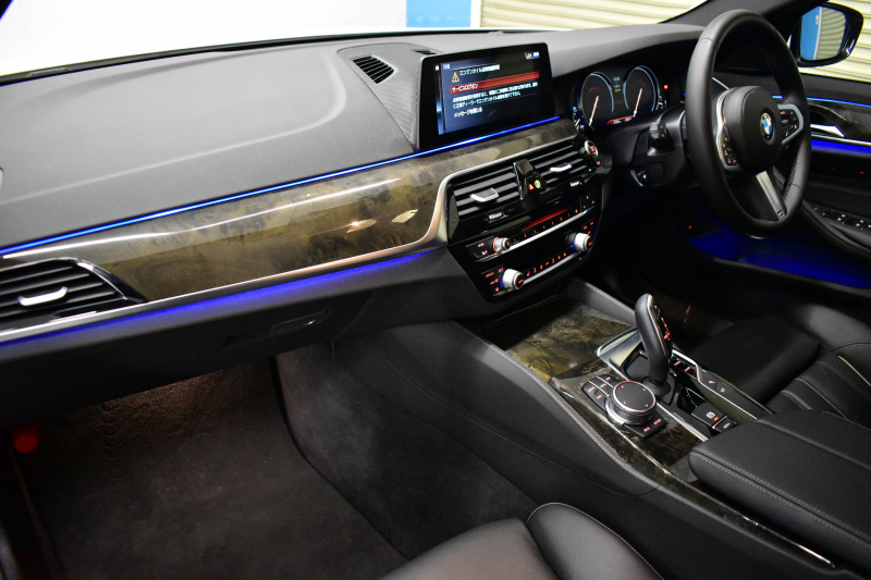 BMW 5シリーズ 523d Mｽﾎﾟｰﾂ ｲﾉﾍﾞｰｼｮﾝ&ﾊｲﾗｲﾝP 全席ﾋｰﾀｰ付黒革 LEDﾍｯﾄﾞﾗｲﾄ 追従ACC HUD ｼﾞｪｽﾁｬｰCﾀｯﾁﾊﾟﾈﾙ対応iﾄﾞﾗｲﾌﾞHDDﾅﾋﾞﾌﾙｾｸﾞ 全周囲ｶﾒﾗ3Dﾋﾞｭｰ 車線変更&逸脱警告 衝突軽減B 電動ﾄﾗﾝｸ 19AW 液晶ﾒｰﾀｰ ﾜｲﾔﾚｽ充電 2年保証