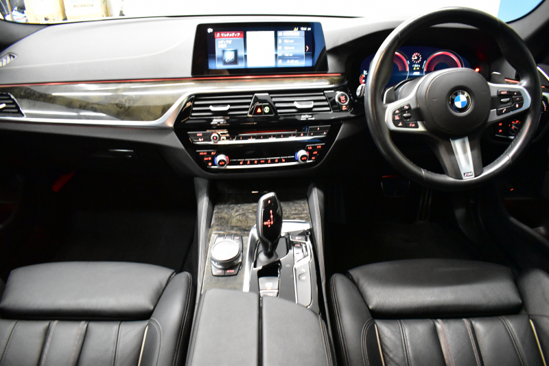 BMW 5シリーズ 523dﾂｰﾘﾝｸﾞ Mｽﾎﾟｰﾂ ｲﾉﾍﾞｰｼｮﾝ&ﾊｲﾗｲﾝP 全席ﾋｰﾀｰ付黒革 LEDﾍｯﾄﾞﾗｲﾄ 追従ACC HUD 車線変更&逸脱警告 衝突軽減B ｼﾞｪｽﾁｬｰCﾀｯﾁﾊﾟﾈﾙ対応iﾄﾞﾗｲﾌﾞHDDﾅﾋﾞ ﾌﾙｾｸﾞ 全周囲ｶﾒﾗ3Dﾋﾞｭｰ  電動Rｹﾞｰﾄ 19AW 液晶ﾒｰﾀｰ ﾜｲﾔﾚｽ充電 2年保証