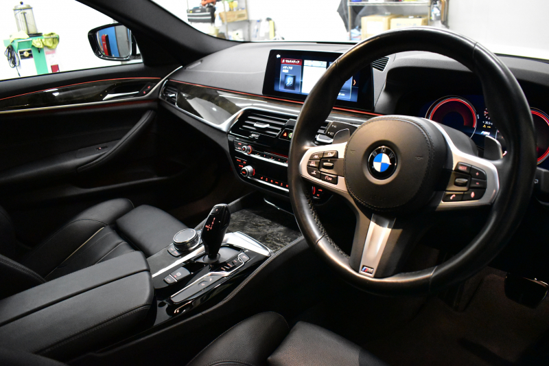 BMW 5シリーズ 523dﾂｰﾘﾝｸﾞ Mｽﾎﾟｰﾂ ｲﾉﾍﾞｰｼｮﾝ&ﾊｲﾗｲﾝP 全席ﾋｰﾀｰ付黒革 LEDﾍｯﾄﾞﾗｲﾄ 追従ACC HUD 車線変更&逸脱警告 衝突軽減B ｼﾞｪｽﾁｬｰCﾀｯﾁﾊﾟﾈﾙ対応iﾄﾞﾗｲﾌﾞHDDﾅﾋﾞ ﾌﾙｾｸﾞ 全周囲ｶﾒﾗ3Dﾋﾞｭｰ  電動Rｹﾞｰﾄ 19AW 液晶ﾒｰﾀｰ ﾜｲﾔﾚｽ充電 2年保証