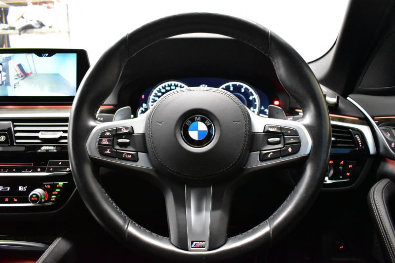 BMW 5シリーズ 523dﾂｰﾘﾝｸﾞ Mｽﾎﾟｰﾂ ｲﾉﾍﾞｰｼｮﾝ&ﾊｲﾗｲﾝP 全席ﾋｰﾀｰ付黒革 LEDﾍｯﾄﾞﾗｲﾄ 追従ACC HUD 車線変更&逸脱警告 衝突軽減B ｼﾞｪｽﾁｬｰCﾀｯﾁﾊﾟﾈﾙ対応iﾄﾞﾗｲﾌﾞHDDﾅﾋﾞ ﾌﾙｾｸﾞ 全周囲ｶﾒﾗ3Dﾋﾞｭｰ  電動Rｹﾞｰﾄ 19AW 液晶ﾒｰﾀｰ ﾜｲﾔﾚｽ充電 2年保証