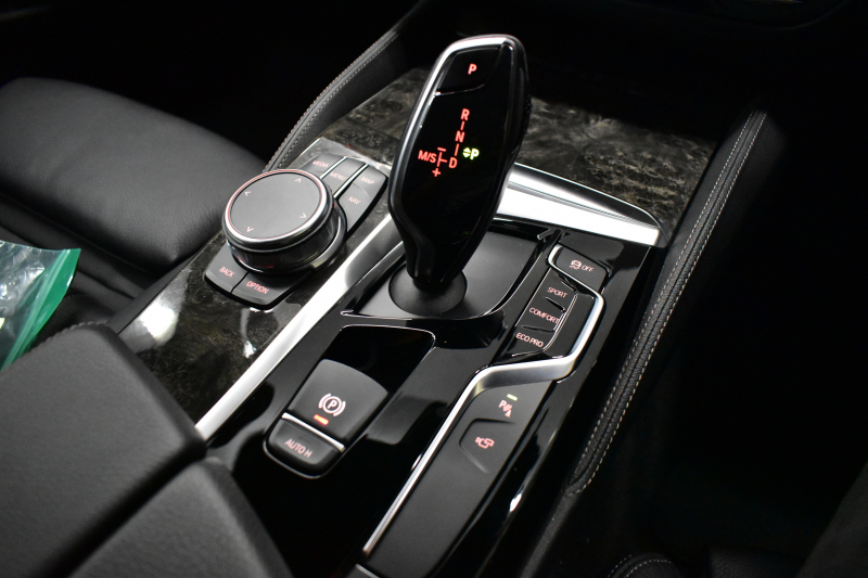 BMW 5シリーズ 523dﾂｰﾘﾝｸﾞ Mｽﾎﾟｰﾂ ｲﾉﾍﾞｰｼｮﾝ&ﾊｲﾗｲﾝP 全席ﾋｰﾀｰ付黒革 LEDﾍｯﾄﾞﾗｲﾄ 追従ACC HUD 車線変更&逸脱警告 衝突軽減B ｼﾞｪｽﾁｬｰCﾀｯﾁﾊﾟﾈﾙ対応iﾄﾞﾗｲﾌﾞHDDﾅﾋﾞ ﾌﾙｾｸﾞ 全周囲ｶﾒﾗ3Dﾋﾞｭｰ  電動Rｹﾞｰﾄ 19AW 液晶ﾒｰﾀｰ ﾜｲﾔﾚｽ充電 2年保証