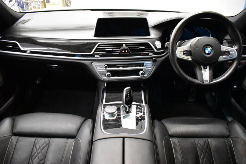 BMW 7シリーズ 740i Mｽﾎﾟｰﾂ ﾘｱｺﾝﾌｫｰﾄP ﾘｱｴﾝﾀｰﾃｲﾒﾝﾄP ｻﾝﾙｰﾌ BMWﾚｰｻﾞｰLED 前席ﾏｯｻｰｼﾞ 全席ﾋｰﾀｰ&ﾍﾞﾝﾁﾚｰｼｮﾝ付黒革 ACC HUD ﾊｰﾏﾝｶｰﾄﾞﾝ ｼﾞｪｽﾁｬｰｺﾝﾄﾛｰﾙ ﾀｯﾁﾊﾟﾈﾙﾅﾋﾞ3Dﾋﾞｭｰ LCW 液晶ﾒｰﾀｰ 20AW ﾃﾞｨｽﾌﾟﾚｲｷｰ ﾘﾓｰﾄP 2年保証