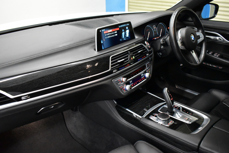 BMW 7シリーズ 740i Mｽﾎﾟｰﾂ ﾘｱｺﾝﾌｫｰﾄP ﾘｱｴﾝﾀｰﾃｲﾒﾝﾄP ｻﾝﾙｰﾌ BMWﾚｰｻﾞｰLED 前席ﾏｯｻｰｼﾞ 全席ﾋｰﾀｰ&ﾍﾞﾝﾁﾚｰｼｮﾝ付黒革 ACC HUD ﾊｰﾏﾝｶｰﾄﾞﾝ ｼﾞｪｽﾁｬｰｺﾝﾄﾛｰﾙ ﾀｯﾁﾊﾟﾈﾙﾅﾋﾞ3Dﾋﾞｭｰ LCW 液晶ﾒｰﾀｰ 20AW ﾃﾞｨｽﾌﾟﾚｲｷｰ ﾘﾓｰﾄP 2年保証