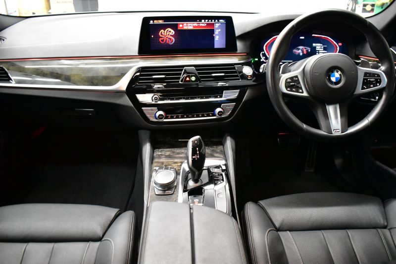BMW 5シリーズ 540i xDrive Mｽﾎﾟｰﾂ 型式変更後ﾓﾃﾞﾙ(JS30) ﾗｲﾌﾞｺｯｸﾋﾟｯﾄ ｺﾝﾌｫｰﾄP Fﾏｯｻｰｼﾞ&ﾍﾞﾝﾁﾚｰｼｮﾝ 全席ﾋｰﾀｰ付黒革 ｿﾌﾄｸﾛｰｽﾞﾄﾞｱ ACC HUD LEDﾍｯﾄﾞﾗｲﾄ 全周囲ｶﾒﾗ Pｱｼｽﾄ ﾌﾙｾｸﾞ 車線変更&逸脱&歩行者警告 衝突軽減B Mｽﾎﾟｰﾂﾌﾞﾚｰｷ 19AW 可変ｻｽ  2年保証