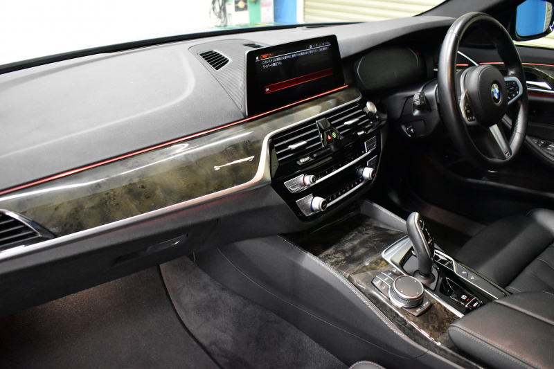 BMW 5シリーズ 540i xDrive Mｽﾎﾟｰﾂ 型式変更後ﾓﾃﾞﾙ(JS30) ﾗｲﾌﾞｺｯｸﾋﾟｯﾄ ｺﾝﾌｫｰﾄP Fﾏｯｻｰｼﾞ&ﾍﾞﾝﾁﾚｰｼｮﾝ 全席ﾋｰﾀｰ付黒革 ｿﾌﾄｸﾛｰｽﾞﾄﾞｱ ACC HUD LEDﾍｯﾄﾞﾗｲﾄ 全周囲ｶﾒﾗ Pｱｼｽﾄ ﾌﾙｾｸﾞ 車線変更&逸脱&歩行者警告 衝突軽減B Mｽﾎﾟｰﾂﾌﾞﾚｰｷ 19AW 可変ｻｽ  2年保証