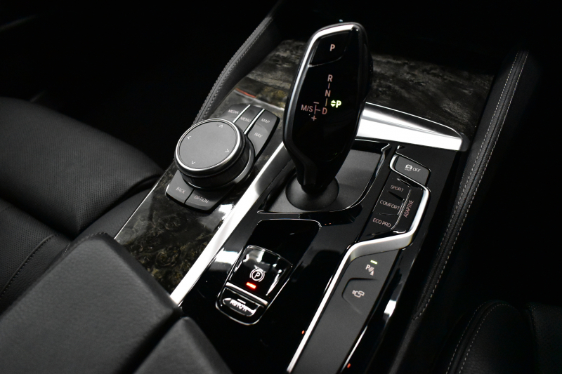 BMW 5シリーズ 540i xDrive Mｽﾎﾟｰﾂ 型式変更後ﾓﾃﾞﾙ(JS30) ﾗｲﾌﾞｺｯｸﾋﾟｯﾄ ｺﾝﾌｫｰﾄP Fﾏｯｻｰｼﾞ&ﾍﾞﾝﾁﾚｰｼｮﾝ 全席ﾋｰﾀｰ付黒革 ｿﾌﾄｸﾛｰｽﾞﾄﾞｱ ACC HUD LEDﾍｯﾄﾞﾗｲﾄ 全周囲ｶﾒﾗ Pｱｼｽﾄ ﾌﾙｾｸﾞ 車線変更&逸脱&歩行者警告 衝突軽減B Mｽﾎﾟｰﾂﾌﾞﾚｰｷ 19AW 可変ｻｽ  2年保証