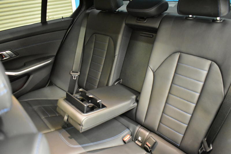 BMW 3シリーズ 320d Xﾄﾞﾗｲﾌﾞ Mｽﾎﾟｰﾂ 4WD ﾃﾞﾋﾞｭｰ&ｺﾝﾌｫｰﾄP ｻﾝﾙｰﾌ 全周囲ｶﾒﾗ ﾋｰﾀｰ付黒革電動ｽﾎﾟｰﾂｼｰﾄ 19AW 電動ﾄﾗﾝｸ ﾜｲﾔﾚｽ充電 追従ACC LEDﾍｯﾄﾞﾗｲﾄ ﾗｲﾌﾞｺｯｸﾋﾟｯﾄ ｱｯﾌﾟﾙｶｰﾌﾟﾚｲ  側面衝突&車線変更&逸脱&歩行者警告 液晶ﾒｰﾀｰ 後退ｱｼｽﾄ 2年保証