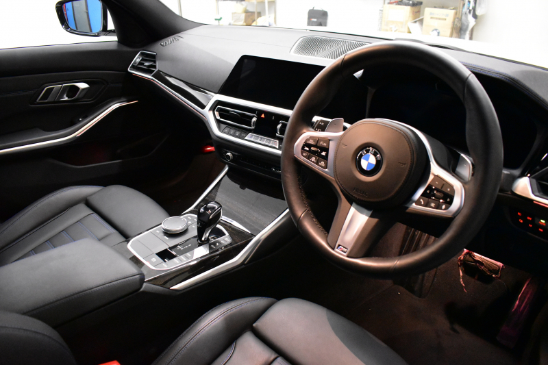 BMW 3シリーズ 320d Xﾄﾞﾗｲﾌﾞ Mｽﾎﾟｰﾂ 期間限定特別掲載！ 4WD ﾃﾞﾋﾞｭｰ&ｺﾝﾌｫｰﾄP ｻﾝﾙｰﾌ 全周囲ｶﾒﾗ ﾋｰﾀｰ付黒革電動ｽﾎﾟｰﾂｼｰﾄ 19AW 電動ﾄﾗﾝｸ ﾜｲﾔﾚｽ充電 追従ACC LEDﾍｯﾄﾞﾗｲﾄ ﾗｲﾌﾞｺｯｸﾋﾟｯﾄ ｱｯﾌﾟﾙｶｰﾌﾟﾚｲ  側面衝突&車線変更&逸脱&歩行者警告 液晶ﾒｰﾀｰ 2年保証