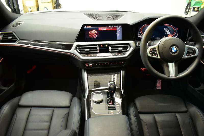 BMW 3シリーズ 320d Xﾄﾞﾗｲﾌﾞ Mｽﾎﾟｰﾂ 期間限定特別掲載！ 4WD ﾃﾞﾋﾞｭｰ&ｺﾝﾌｫｰﾄP ｻﾝﾙｰﾌ 全周囲ｶﾒﾗ ﾋｰﾀｰ付黒革電動ｽﾎﾟｰﾂｼｰﾄ 19AW 電動ﾄﾗﾝｸ ﾜｲﾔﾚｽ充電 追従ACC LEDﾍｯﾄﾞﾗｲﾄ ﾗｲﾌﾞｺｯｸﾋﾟｯﾄ ｱｯﾌﾟﾙｶｰﾌﾟﾚｲ  側面衝突&車線変更&逸脱&歩行者警告 液晶ﾒｰﾀｰ 2年保証