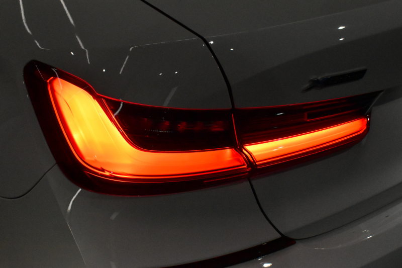 BMW 3シリーズ 320d Xﾄﾞﾗｲﾌﾞ Mｽﾎﾟｰﾂ 4WD ﾃﾞﾋﾞｭｰ&ｺﾝﾌｫｰﾄP ｻﾝﾙｰﾌ 全周囲ｶﾒﾗ ﾋｰﾀｰ付黒革電動ｽﾎﾟｰﾂｼｰﾄ 19AW 電動ﾄﾗﾝｸ ﾜｲﾔﾚｽ充電 追従ACC LEDﾍｯﾄﾞﾗｲﾄ ﾗｲﾌﾞｺｯｸﾋﾟｯﾄ ｱｯﾌﾟﾙｶｰﾌﾟﾚｲ  側面衝突&車線変更&逸脱&歩行者警告 液晶ﾒｰﾀｰ 後退ｱｼｽﾄ 2年保証