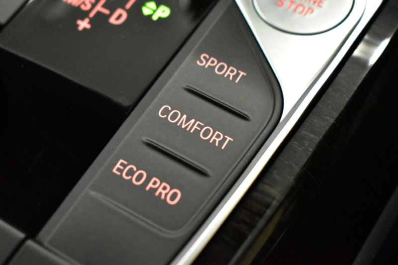 BMW 3シリーズ 320d Xﾄﾞﾗｲﾌﾞ Mｽﾎﾟｰﾂ 4WD ﾃﾞﾋﾞｭｰ&ｺﾝﾌｫｰﾄP ｻﾝﾙｰﾌ 全周囲ｶﾒﾗ ﾋｰﾀｰ付黒革電動ｽﾎﾟｰﾂｼｰﾄ 19AW 電動ﾄﾗﾝｸ ﾜｲﾔﾚｽ充電 追従ACC LEDﾍｯﾄﾞﾗｲﾄ ﾗｲﾌﾞｺｯｸﾋﾟｯﾄ ｱｯﾌﾟﾙｶｰﾌﾟﾚｲ  側面衝突&車線変更&逸脱&歩行者警告 液晶ﾒｰﾀｰ 後退ｱｼｽﾄ 2年保証