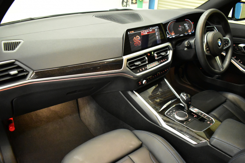 BMW 3シリーズ 320d Xﾄﾞﾗｲﾌﾞ Mｽﾎﾟｰﾂ 4WD ﾃﾞﾋﾞｭｰ&ｺﾝﾌｫｰﾄP ｻﾝﾙｰﾌ 全周囲ｶﾒﾗ ﾋｰﾀｰ付黒革電動ｽﾎﾟｰﾂｼｰﾄ 19AW 電動ﾄﾗﾝｸ ﾜｲﾔﾚｽ充電 追従ACC LEDﾍｯﾄﾞﾗｲﾄ ﾗｲﾌﾞｺｯｸﾋﾟｯﾄ ｱｯﾌﾟﾙｶｰﾌﾟﾚｲ  側面衝突&車線変更&逸脱&歩行者警告 液晶ﾒｰﾀｰ 後退ｱｼｽﾄ 2年保証