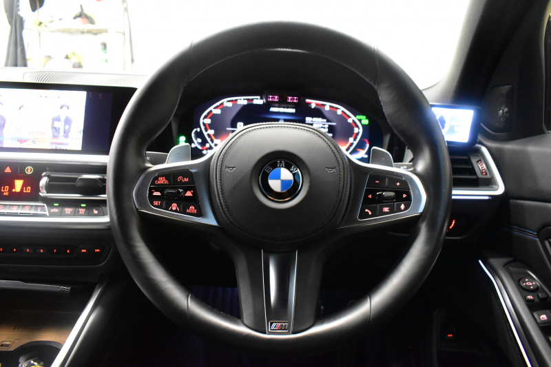 BMW 3シリーズ M340i Xﾄﾞﾗｲﾌﾞ 1ｵｰﾅｰ ｲﾉﾍﾞｰｼｮﾝP ﾋｰﾀｰ付黒革 全周囲ｶﾒﾗ ACC HUD ﾚｰｻﾞｰLEDﾗｲﾄ 可変Mｻｽ 19AW Mｽﾎﾟｰﾂﾌﾞﾚｰｷ&ﾃﾞﾌ ｼﾞｪｽﾁｬｰC付ﾀｯﾁﾊﾟﾈﾙﾅﾋﾞ ﾊｰﾏﾝｶｰﾄﾞﾝ 側面衝突&車線変更&逸脱警告 2年保証