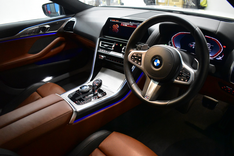 BMW 8シリーズ 840i ｸﾞﾗﾝｸｰﾍﾟ Mｽﾎﾟｰﾂ ﾊﾟﾉﾗﾏｶﾞﾗｽｻﾝﾙｰﾌ ﾚｰｻﾞｰLED ACC HUD  全席ﾋｰﾀｰ付茶＆黒革 前席ﾍﾞﾝﾁﾚｰｼｮﾝ ﾊｰﾏﾝｶｰﾄﾞﾝ ｲﾝﾃﾘｾｰﾌ ﾗｲﾌﾞｺｯｸﾋﾟｯﾄ ｼﾞｪｽﾁｬｰC対応ﾀｯﾁﾊﾟﾈﾙﾅﾋﾞ3Dﾋﾞｭｰ 2年保証