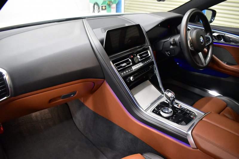 BMW 8シリーズ 840i ｸﾞﾗﾝｸｰﾍﾟ Mｽﾎﾟｰﾂ ﾊﾟﾉﾗﾏｶﾞﾗｽｻﾝﾙｰﾌ ﾚｰｻﾞｰLED ACC HUD  全席ﾋｰﾀｰ付茶＆黒革 前席ﾍﾞﾝﾁﾚｰｼｮﾝ ﾊｰﾏﾝｶｰﾄﾞﾝ ｲﾝﾃﾘｾｰﾌ ﾗｲﾌﾞｺｯｸﾋﾟｯﾄ ｼﾞｪｽﾁｬｰC対応ﾀｯﾁﾊﾟﾈﾙﾅﾋﾞ3Dﾋﾞｭｰ 2年保証