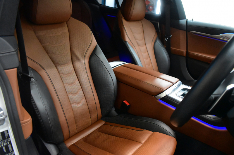 BMW 8シリーズ 840i ｸﾞﾗﾝｸｰﾍﾟ Mｽﾎﾟｰﾂ ﾊﾟﾉﾗﾏｶﾞﾗｽｻﾝﾙｰﾌ ﾚｰｻﾞｰLED ACC HUD  全席ﾋｰﾀｰ付茶＆黒革 前席ﾍﾞﾝﾁﾚｰｼｮﾝ ﾊｰﾏﾝｶｰﾄﾞﾝ ｲﾝﾃﾘｾｰﾌ ﾗｲﾌﾞｺｯｸﾋﾟｯﾄ ｼﾞｪｽﾁｬｰC対応ﾀｯﾁﾊﾟﾈﾙﾅﾋﾞ3Dﾋﾞｭｰ 2年保証