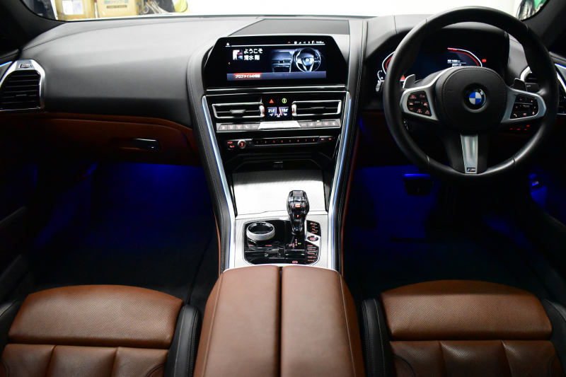BMW 8シリーズ 840i ｸﾞﾗﾝｸｰﾍﾟ Mｽﾎﾟｰﾂ ﾊﾟﾉﾗﾏｶﾞﾗｽｻﾝﾙｰﾌ ﾚｰｻﾞｰLED ACC HUD  全席ﾋｰﾀｰ付茶＆黒革 前席ﾍﾞﾝﾁﾚｰｼｮﾝ ﾊｰﾏﾝｶｰﾄﾞﾝ ｲﾝﾃﾘｾｰﾌ ﾗｲﾌﾞｺｯｸﾋﾟｯﾄ ｼﾞｪｽﾁｬｰC対応ﾀｯﾁﾊﾟﾈﾙﾅﾋﾞ3Dﾋﾞｭｰ 2年保証