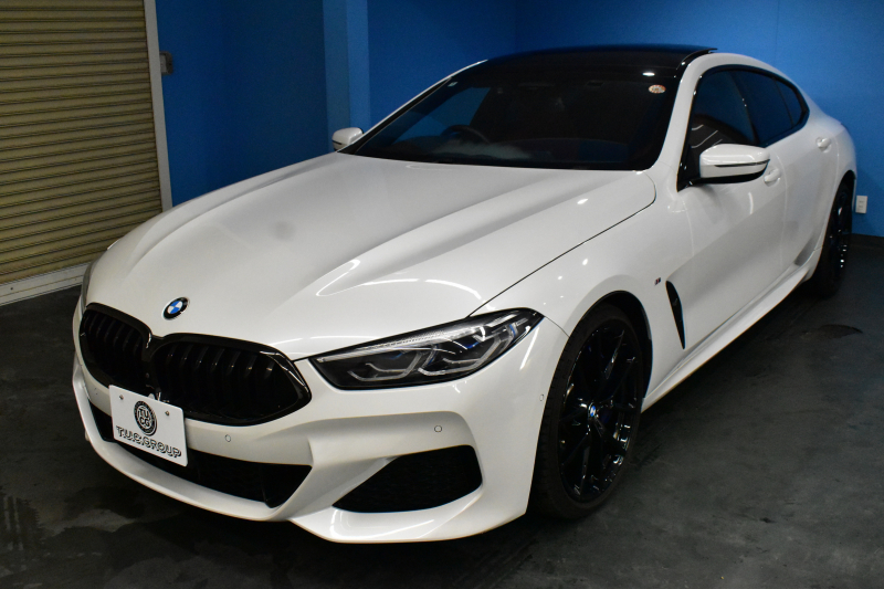 BMW 8シリーズ 840d Xﾄﾞﾗｲﾌﾞ ｸﾞﾗﾝｸｰﾍﾟ Mｽﾎﾟｰﾂ 4WD MﾃｸﾆｯｸｽﾎﾟｰﾂP ﾊﾟﾉﾗﾏｶﾞﾗｽｻﾝﾙｰﾌ ﾚｰｻﾞｰLED ACC HUD 全席ﾋｰﾀｰ付赤＆黒革 前席ﾍﾞﾝﾁﾚｰｼｮﾝ 20AW ﾊｰﾏﾝｶｰﾄﾞﾝ ｲﾝﾃﾘｾｰﾌ ﾗｲﾌﾞｺｯｸﾋﾟｯﾄ ｼﾞｪｽﾁｬｰC対応ﾀｯﾁﾊﾟﾈﾙﾅﾋﾞ3Dﾋﾞｭｰ 2年保証