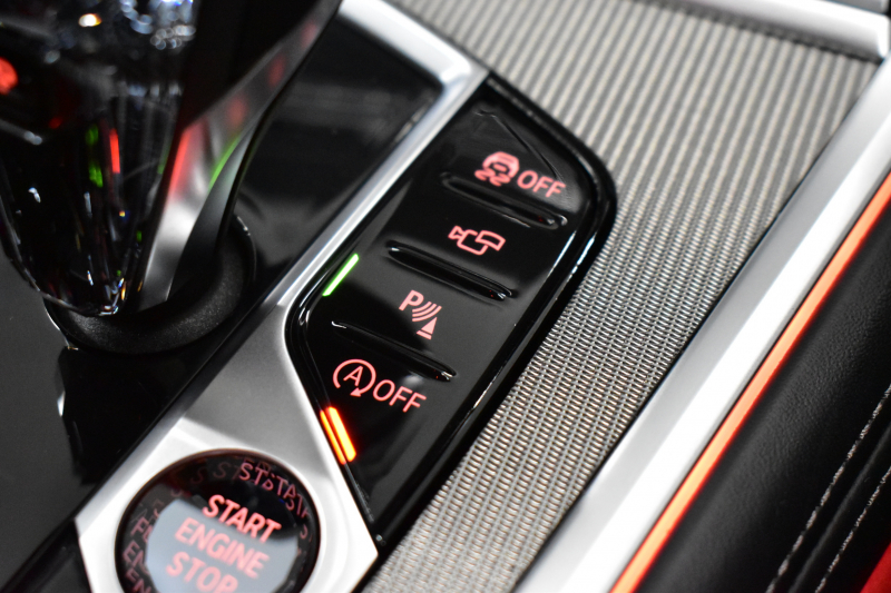 BMW 8シリーズ 840d Xﾄﾞﾗｲﾌﾞ ｸﾞﾗﾝｸｰﾍﾟ Mｽﾎﾟｰﾂ 4WD MﾃｸﾆｯｸｽﾎﾟｰﾂP ﾊﾟﾉﾗﾏｶﾞﾗｽｻﾝﾙｰﾌ ﾚｰｻﾞｰLED ACC HUD 全席ﾋｰﾀｰ付赤＆黒革 前席ﾍﾞﾝﾁﾚｰｼｮﾝ 20AW ﾊｰﾏﾝｶｰﾄﾞﾝ ｲﾝﾃﾘｾｰﾌ ﾗｲﾌﾞｺｯｸﾋﾟｯﾄ ｼﾞｪｽﾁｬｰC対応ﾀｯﾁﾊﾟﾈﾙﾅﾋﾞ3Dﾋﾞｭｰ 2年保証