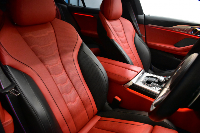 BMW 8シリーズ 840d Xﾄﾞﾗｲﾌﾞ ｸﾞﾗﾝｸｰﾍﾟ Mｽﾎﾟｰﾂ 4WD MﾃｸﾆｯｸｽﾎﾟｰﾂP ﾊﾟﾉﾗﾏｶﾞﾗｽｻﾝﾙｰﾌ ﾚｰｻﾞｰLED ACC HUD 全席ﾋｰﾀｰ付赤＆黒革 前席ﾍﾞﾝﾁﾚｰｼｮﾝ 20AW ﾊｰﾏﾝｶｰﾄﾞﾝ ｲﾝﾃﾘｾｰﾌ ﾗｲﾌﾞｺｯｸﾋﾟｯﾄ ｼﾞｪｽﾁｬｰC対応ﾀｯﾁﾊﾟﾈﾙﾅﾋﾞ3Dﾋﾞｭｰ 2年保証