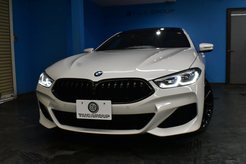 BMW 8シリーズ 840d Xﾄﾞﾗｲﾌﾞ ｸﾞﾗﾝｸｰﾍﾟ Mｽﾎﾟｰﾂ 4WD MﾃｸﾆｯｸｽﾎﾟｰﾂP ﾊﾟﾉﾗﾏｶﾞﾗｽｻﾝﾙｰﾌ ﾚｰｻﾞｰLED ACC HUD 全席ﾋｰﾀｰ付赤＆黒革 前席ﾍﾞﾝﾁﾚｰｼｮﾝ 20AW ﾊｰﾏﾝｶｰﾄﾞﾝ ｲﾝﾃﾘｾｰﾌ ﾗｲﾌﾞｺｯｸﾋﾟｯﾄ ｼﾞｪｽﾁｬｰC対応ﾀｯﾁﾊﾟﾈﾙﾅﾋﾞ3Dﾋﾞｭｰ 2年保証