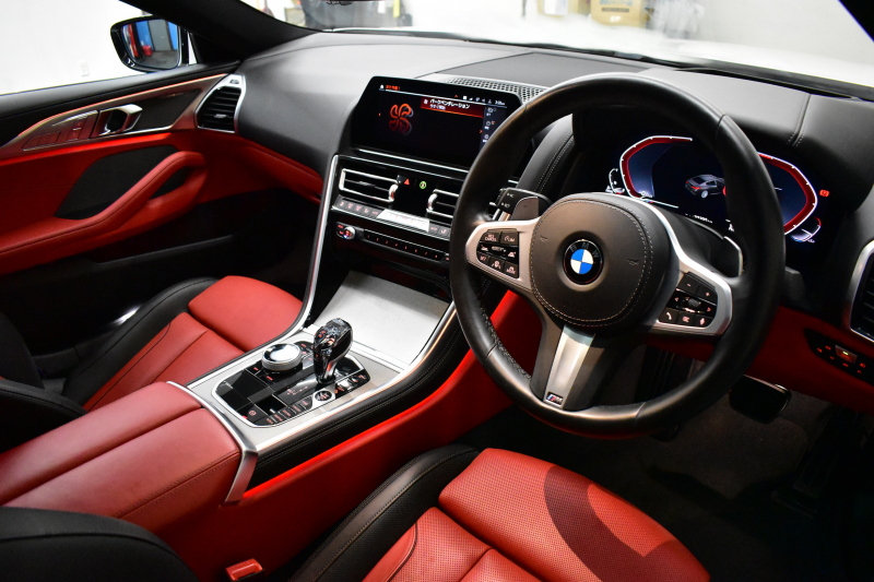 BMW 8シリーズ 840d Xﾄﾞﾗｲﾌﾞ ｸﾞﾗﾝｸｰﾍﾟ Mｽﾎﾟｰﾂ 4WD MﾃｸﾆｯｸｽﾎﾟｰﾂP ﾊﾟﾉﾗﾏｶﾞﾗｽｻﾝﾙｰﾌ ﾚｰｻﾞｰLED ACC HUD 全席ﾋｰﾀｰ付赤＆黒革 前席ﾍﾞﾝﾁﾚｰｼｮﾝ 20AW ﾊｰﾏﾝｶｰﾄﾞﾝ ｲﾝﾃﾘｾｰﾌ ﾗｲﾌﾞｺｯｸﾋﾟｯﾄ ｼﾞｪｽﾁｬｰC対応ﾀｯﾁﾊﾟﾈﾙﾅﾋﾞ3Dﾋﾞｭｰ 2年保証