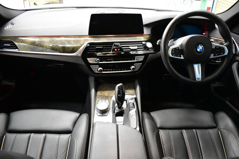 BMW 5シリーズ 530i Mｽﾎﾟｰﾂ 型式変更後ﾓﾃﾞﾙ 1ｵｰﾅｰ ﾊｲﾗｲﾝP 全面液晶ﾒｰﾀｰ 高出力ﾓﾃﾞﾙ 全席ﾋｰﾀｰ付黒革 HUD LEDﾍｯﾄﾞﾗｲﾄ 追従ACC Mｽﾎﾟｰﾂﾌﾞﾚｰｷ 車線変更警告 ﾀｯﾁﾊﾟﾈﾙ対応iﾄﾞﾗｲﾌﾞHDDﾅﾋﾞﾌﾙｾｸﾞ 3Dﾋﾞｭｰ Pｱｼｽﾄﾌﾟﾗｽ 電動ﾄﾗﾝｸ 2年保証