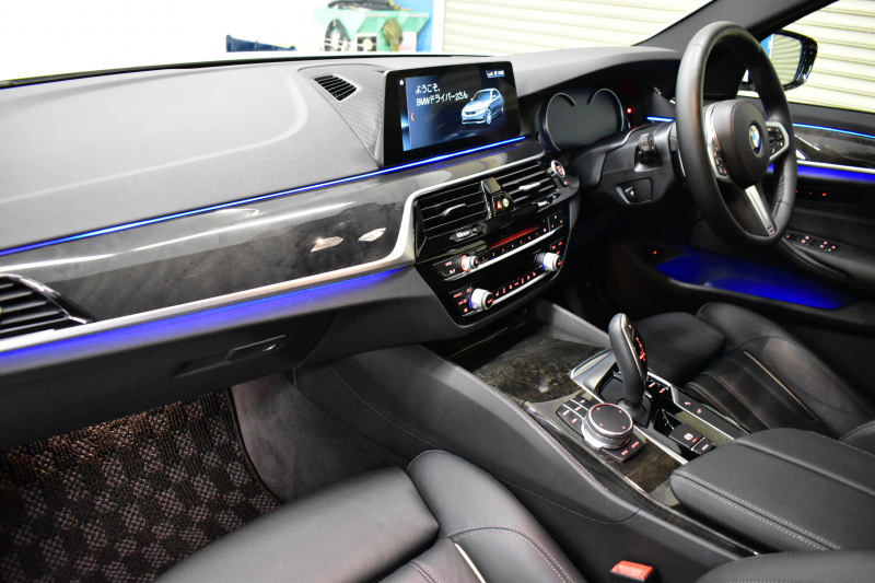 BMW 5シリーズ 530i Mｽﾎﾟｰﾂ ﾊｲﾗｲﾝP 高出力ﾓﾃﾞﾙ 全席ﾋｰﾀｰ付黒革 LEDﾍｯﾄﾞﾗｲﾄ 追従ACC Mｽﾎﾟｰﾂﾌﾞﾚｰｷ 19AW 液晶ﾒｰﾀｰ 車線変更警告 ﾀｯﾁﾊﾟﾈﾙ対応iﾄﾞﾗｲﾌﾞHDDﾅﾋﾞﾌﾙｾｸﾞ全周囲ｶﾒﾗ 3Dﾋﾞｭｰ Pｱｼｽﾄﾌﾟﾗｽ 電動ﾄﾗﾝｸ 2年保証
