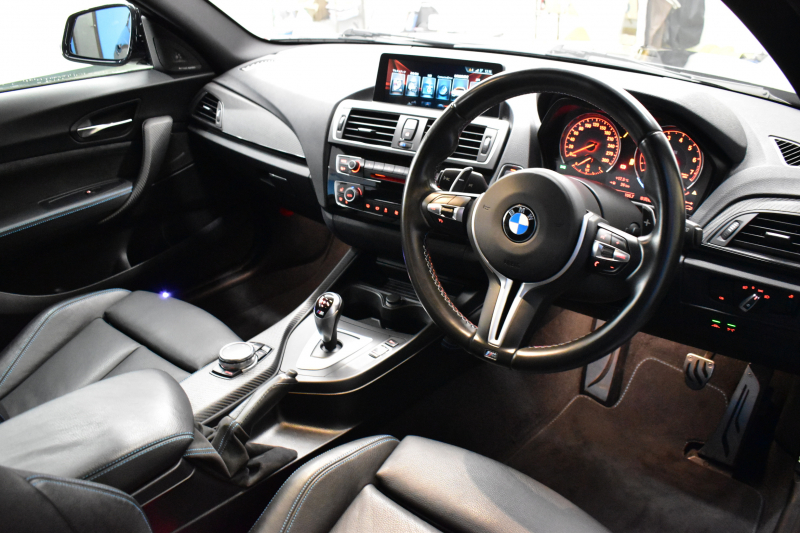 BMW Mシリーズ M2ｸｰﾍﾟMDCT ｻﾝﾙｰﾌ harman/kardon ﾋｰﾀｰ付黒革 Mperformanceｶｰﾎﾞﾝﾘｱﾃﾞｨﾌｭｰｻﾞｰ LEDﾘﾝｸﾞｷｾﾉﾝﾍｯﾄﾞﾗｲﾄ ﾀｯﾁﾊﾟｯﾄﾞHDDﾅﾋﾞ 19AW 車線逸脱&歩行者警告 衝突軽減ﾌﾞﾚｰｷ ｶｰﾎﾞﾝｲﾝﾃﾘｱ Bｶﾒﾗ iｽﾄｯﾌﾟ ｽﾏｰﾄｷｰ 2年保証