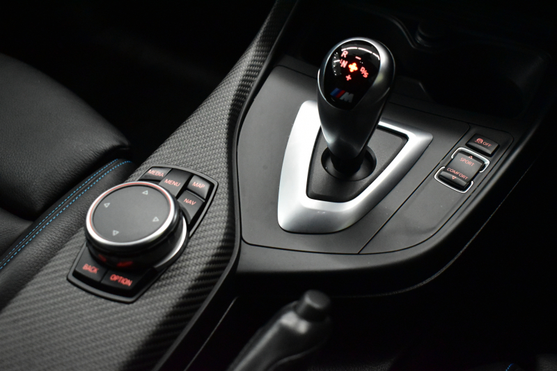 BMW Mシリーズ M2ｸｰﾍﾟMDCT ｻﾝﾙｰﾌ harman/kardon ﾋｰﾀｰ付黒革 Mperformanceｶｰﾎﾞﾝﾘｱﾃﾞｨﾌｭｰｻﾞｰ LEDﾘﾝｸﾞｷｾﾉﾝﾍｯﾄﾞﾗｲﾄ ﾀｯﾁﾊﾟｯﾄﾞHDDﾅﾋﾞ 19AW 車線逸脱&歩行者警告 衝突軽減ﾌﾞﾚｰｷ ｶｰﾎﾞﾝｲﾝﾃﾘｱ Bｶﾒﾗ iｽﾄｯﾌﾟ ｽﾏｰﾄｷｰ 2年保証