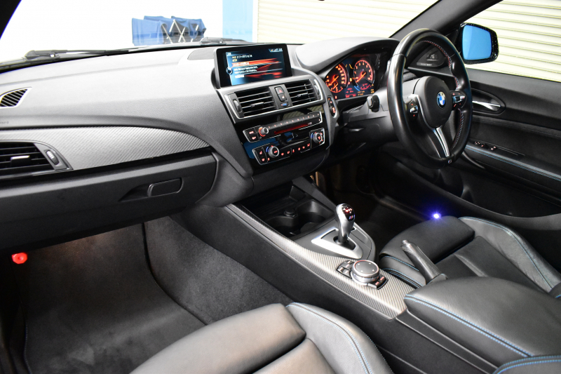 BMW Mシリーズ M2ｸｰﾍﾟMDCT ｻﾝﾙｰﾌ harman/kardon ﾋｰﾀｰ付黒革 Mperformanceｶｰﾎﾞﾝﾘｱﾃﾞｨﾌｭｰｻﾞｰ LEDﾘﾝｸﾞｷｾﾉﾝﾍｯﾄﾞﾗｲﾄ ﾀｯﾁﾊﾟｯﾄﾞHDDﾅﾋﾞ 19AW 車線逸脱&歩行者警告 衝突軽減ﾌﾞﾚｰｷ ｶｰﾎﾞﾝｲﾝﾃﾘｱ Bｶﾒﾗ iｽﾄｯﾌﾟ ｽﾏｰﾄｷｰ 2年保証