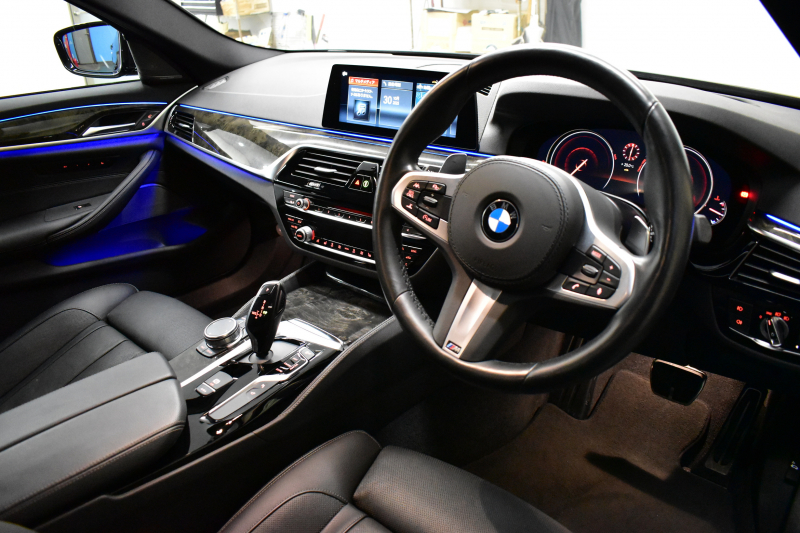 BMW 5シリーズ 540i Mｽﾎﾟｰﾂ ｺﾝﾌｫｰﾄ&ﾊｲﾗｲﾝP ﾊｰﾏﾝｶｰﾄﾞﾝ Fﾍﾞﾝﾁﾚｰｼｮﾝ&ﾏｯｻｰｼﾞ全席ﾋｰﾀｰ付黒革 可変ｻｽ Mｽﾎﾟｰﾂﾌﾞﾚｰｷ ｱﾀﾞﾌﾟﾃｨﾌﾞLEDﾍｯﾄﾞﾗｲﾄ 液晶ﾒｰﾀｰ ACC HUD LCW ﾀｯﾁﾊﾟﾈﾙﾅﾋﾞ全周囲ｶﾒﾗ 3Dﾋﾞｭｰ ﾌﾙｾｸﾞ 19AW 電動ﾄﾗﾝｸ 2年保証