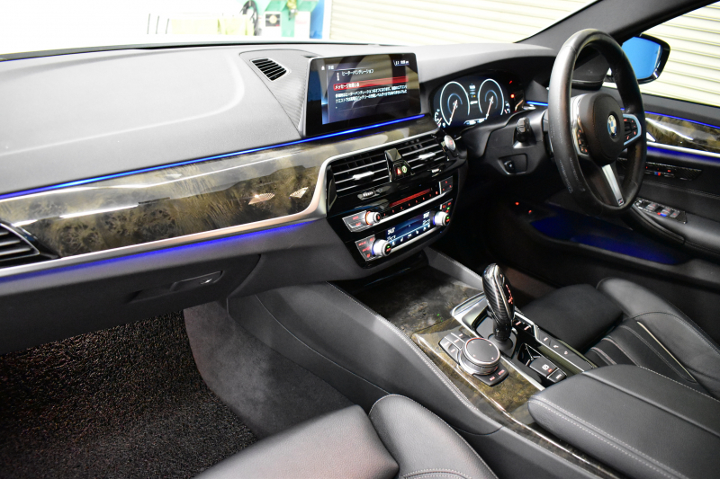 BMW 5シリーズ 530e Mｽﾎﾟｰﾂ iﾊﾟﾌｫｰﾏﾝｽ PHEV ｻﾝﾙｰﾌ ｲﾉﾍﾞｰｼｮﾝ&ﾊｲﾗｲﾝP 全面液晶ﾒｰﾀｰ 全席ﾋｰﾀｰ付黒革 ﾊｰﾏﾝｶｰﾄﾞﾝ 4ｿﾞｰﾝｴｱｺﾝ LEDﾍｯﾄﾞﾗｲﾄ ACC HUD LCW ﾀｯﾁﾊﾟﾈﾙﾅﾋﾞ全周囲ｶﾒﾗ ﾌﾙｾｸﾞﾜｲﾔﾚｽ充電 電動ﾄﾗﾝｸ Mｽﾎﾟｰﾂﾌﾞﾚｰｷ  2年保証