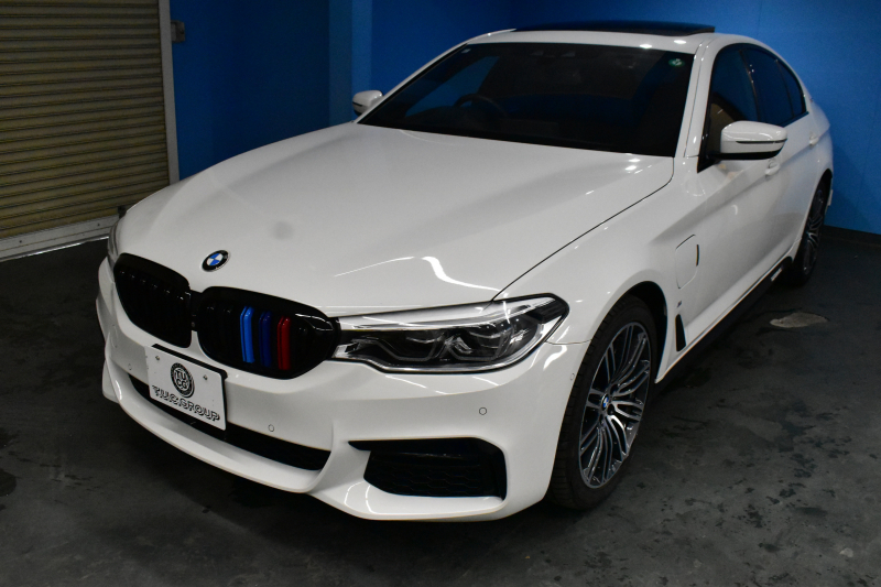 BMW 5シリーズ 530e Mｽﾎﾟｰﾂ iﾊﾟﾌｫｰﾏﾝｽ PHEV ｻﾝﾙｰﾌ ｲﾉﾍﾞｰｼｮﾝ&ﾊｲﾗｲﾝP 全面液晶ﾒｰﾀｰ 全席ﾋｰﾀｰ付黒革 ﾊｰﾏﾝｶｰﾄﾞﾝ 4ｿﾞｰﾝｴｱｺﾝ LEDﾍｯﾄﾞﾗｲﾄ ACC HUD LCW ﾀｯﾁﾊﾟﾈﾙﾅﾋﾞ全周囲ｶﾒﾗ ﾌﾙｾｸﾞﾜｲﾔﾚｽ充電 電動ﾄﾗﾝｸ Mｽﾎﾟｰﾂﾌﾞﾚｰｷ  2年保証