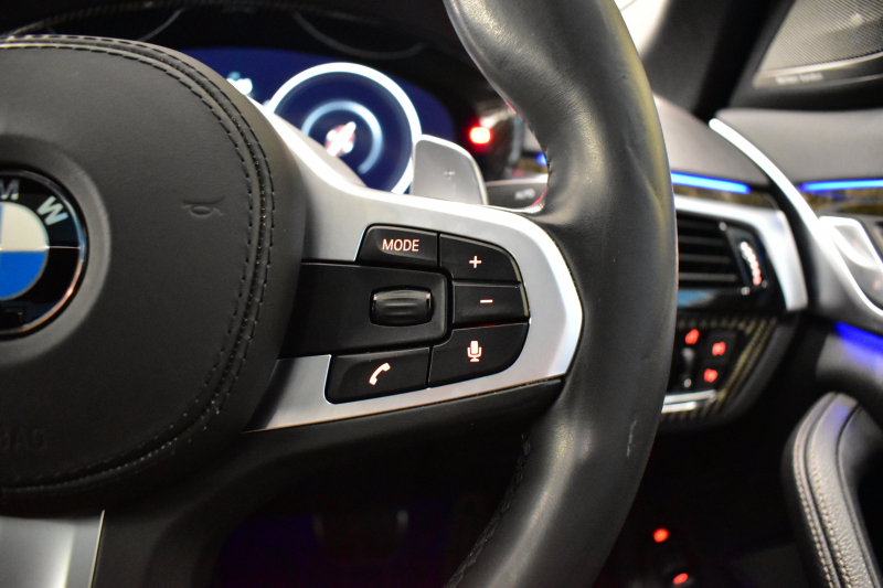 BMW 5シリーズ 530e Mｽﾎﾟｰﾂ iﾊﾟﾌｫｰﾏﾝｽ PHEV ｻﾝﾙｰﾌ ｲﾉﾍﾞｰｼｮﾝ&ﾊｲﾗｲﾝP 全面液晶ﾒｰﾀｰ 全席ﾋｰﾀｰ付黒革 ﾊｰﾏﾝｶｰﾄﾞﾝ 4ｿﾞｰﾝｴｱｺﾝ LEDﾍｯﾄﾞﾗｲﾄ ACC HUD LCW ﾀｯﾁﾊﾟﾈﾙﾅﾋﾞ全周囲ｶﾒﾗ ﾌﾙｾｸﾞﾜｲﾔﾚｽ充電 電動ﾄﾗﾝｸ Mｽﾎﾟｰﾂﾌﾞﾚｰｷ  2年保証