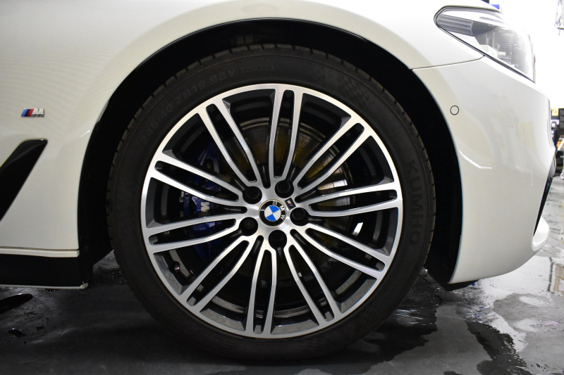 BMW 5シリーズ 530e Mｽﾎﾟｰﾂ iﾊﾟﾌｫｰﾏﾝｽ PHEV ｻﾝﾙｰﾌ ｲﾉﾍﾞｰｼｮﾝ&ﾊｲﾗｲﾝP 全面液晶ﾒｰﾀｰ 全席ﾋｰﾀｰ付黒革 ﾊｰﾏﾝｶｰﾄﾞﾝ 4ｿﾞｰﾝｴｱｺﾝ LEDﾍｯﾄﾞﾗｲﾄ ACC HUD LCW ﾀｯﾁﾊﾟﾈﾙﾅﾋﾞ全周囲ｶﾒﾗ ﾌﾙｾｸﾞﾜｲﾔﾚｽ充電 電動ﾄﾗﾝｸ Mｽﾎﾟｰﾂﾌﾞﾚｰｷ  2年保証