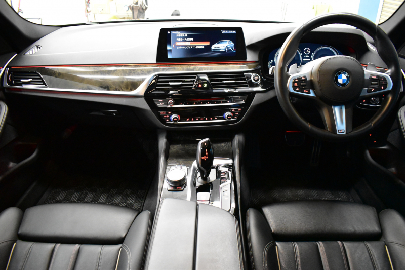 BMW 5シリーズ 530e Mｽﾎﾟｰﾂ iﾊﾟﾌｫｰﾏﾝｽ PHEV ｻﾝﾙｰﾌ 1ｵｰﾅｰ ﾊｲﾗｲﾝP 全席ﾋｰﾀｰ付黒革 LEDﾍｯﾄﾞﾗｲﾄ 液晶ﾒｰﾀｰ ACC LCW ﾀｯﾁﾊﾟﾈﾙﾅﾋﾞ全周囲ｶﾒﾗ ﾌﾙｾｸﾞﾊﾟｰｷﾝｸﾞｱｼｽﾄ 電動ﾄﾗﾝｸ Mｽﾎﾟｰﾂﾌﾞﾚｰｷ  2年保証