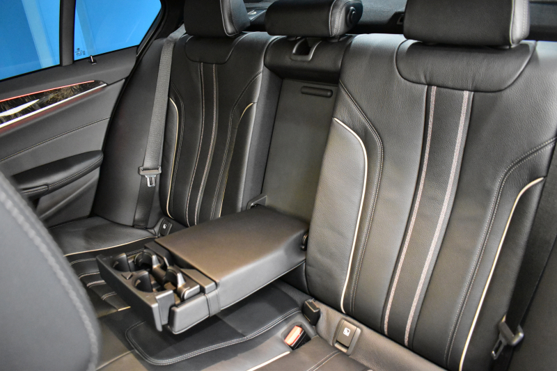 BMW 5シリーズ 530e Mｽﾎﾟｰﾂ iﾊﾟﾌｫｰﾏﾝｽ PHEV ｻﾝﾙｰﾌ 1ｵｰﾅｰ ﾊｲﾗｲﾝP 全席ﾋｰﾀｰ付黒革 LEDﾍｯﾄﾞﾗｲﾄ 液晶ﾒｰﾀｰ ACC LCW ﾀｯﾁﾊﾟﾈﾙﾅﾋﾞ全周囲ｶﾒﾗ ﾌﾙｾｸﾞﾊﾟｰｷﾝｸﾞｱｼｽﾄ 電動ﾄﾗﾝｸ Mｽﾎﾟｰﾂﾌﾞﾚｰｷ  2年保証