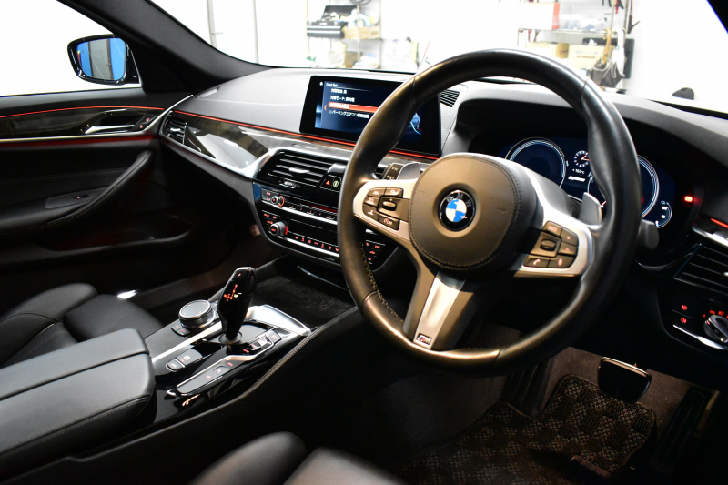 BMW 5シリーズ 530e Mｽﾎﾟｰﾂ iﾊﾟﾌｫｰﾏﾝｽ PHEV ｻﾝﾙｰﾌ 1ｵｰﾅｰ ﾊｲﾗｲﾝP 全席ﾋｰﾀｰ付黒革 LEDﾍｯﾄﾞﾗｲﾄ 液晶ﾒｰﾀｰ ACC LCW ﾀｯﾁﾊﾟﾈﾙﾅﾋﾞ全周囲ｶﾒﾗ ﾌﾙｾｸﾞﾊﾟｰｷﾝｸﾞｱｼｽﾄ 電動ﾄﾗﾝｸ Mｽﾎﾟｰﾂﾌﾞﾚｰｷ  2年保証